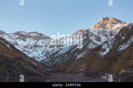 Aroumd, ein kleines Berberdorf im Ait Mizane-Tal des Hohen Atlas-Gebirges, Marokko Stockfoto