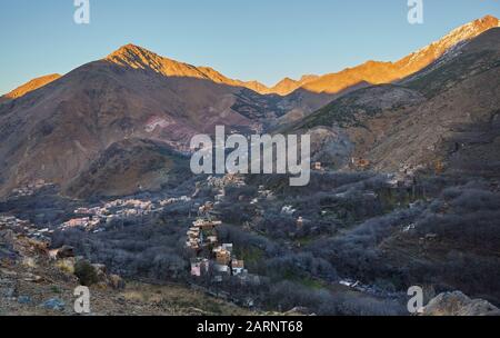 Aroumd, ein kleines Berberdorf im Ait Mizane-Tal des Hohen Atlas-Gebirges, Marokko Stockfoto