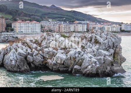 Felsen am Ufer des Seehafens Castro Urdiales in der Region Kantabrien in Spanien Stockfoto