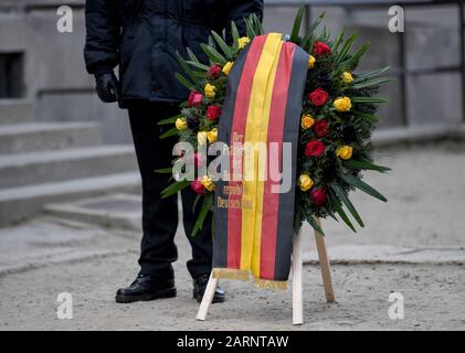 Oswiecim, Polen. Januar 2020. Der Blumengranz des Bundespräsidenten anlässlich der Gedenkfeier zum 75. Jahrestag der Befreiung des ehemaligen deutschen Konzentrationslagers Auschwitz. Credit: Britta Pedersen / dpa-Zentralbild / ZB / dpa / Alamy Live News Stockfoto