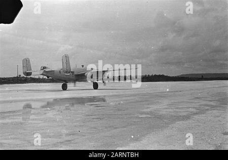 Luftwaffenstützpunkte Sorido Airstrip Biak. Mitchell B-25 Bomber auf Start- und Landebahn Datum: April 1947 Standort: Biak, Indonesien, Niederländisch-Ostindien, Neuguinea Stockfoto