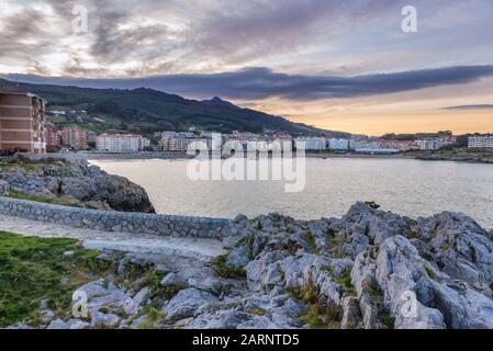 Felsen am Ufer des Seehafens Castro Urdiales in der Region Kantabrien in Spanien Stockfoto