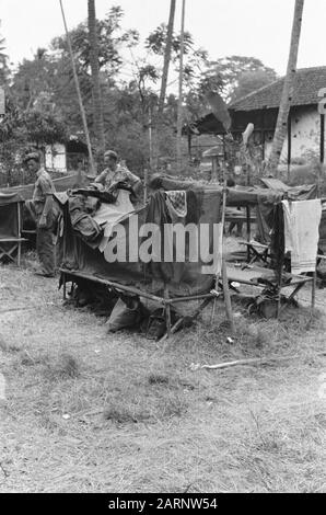 Besuch von Van de Poll und Van de Kieft in Semarang EIN Biwak mit Feldbetten im Freien Datum: 1. August 1947 Ort: Indonesien, Java, Niederländisch-Ostindien Stockfoto