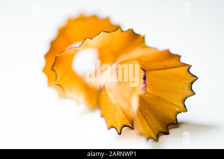 Bleistift-Späne auf weißem Hintergrund Stockfoto