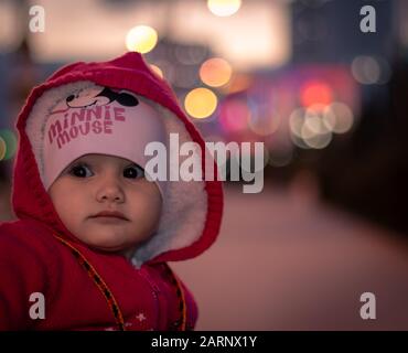 Porträt eines niedlichen kleinen Mädchen im Freien in einer Stadt am Abend, Stockfoto