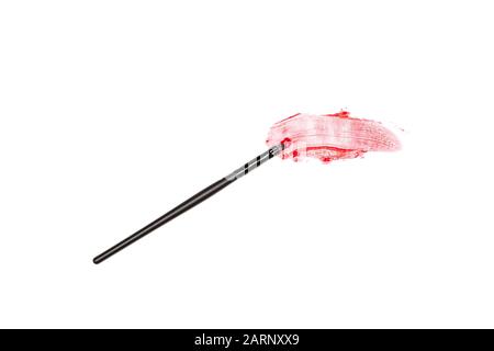 Verschmierte rote Lippen-Makeup-Pinsel-Kontur auf weißem Hintergrund - Draufsicht Stockfoto