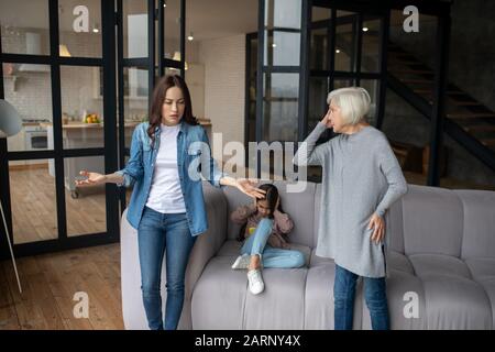 Erwachsene Mutter und Tochter finden die Beziehung im Gespräch heraus. Stockfoto