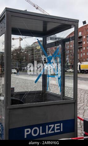 29. Januar 2020, Berlin: Die Glasscheibe eines Polizeiguardhauses vor dem Jüdischen Museum ist zerschlagen. Ein Unbekannter ist in zwei Polizeiwachhäuser vor dem Jüdischen Museum zerbrochen und Polizeiregenmäntel gestohlen worden. Foto: Paul Zinken / dpa Stockfoto