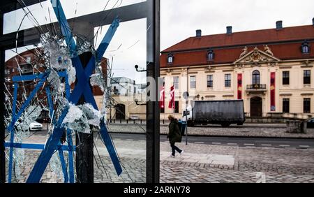 29. Januar 2020, Berlin: Die Glasscheibe eines Polizeiguardhauses vor dem Jüdischen Museum ist zerschlagen. Ein Unbekannter ist in zwei Polizeiwachhäuser vor dem Jüdischen Museum zerbrochen und Polizeiregenmäntel gestohlen worden. Foto: Paul Zinken / dpa Stockfoto