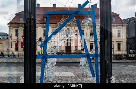 29. Januar 2020, Berlin: Die Glasscheibe eines Polizeiguardhauses vor dem Jüdischen Museum ist zerschlagen. Ein Unbekannter ist in zwei Polizeiwachhäuser vor dem Jüdischen Museum zerbrochen und Polizeiregenmäntel gestohlen worden. Foto: Paul Zinken / dpa Stockfoto