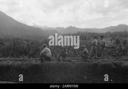 Subang und Umgebung: Ausbildung indonesischer Freiwilliger [indonesische Freiwillige während einer Übung im Außenbereich] Datum: Januar 1949 Ort: Indonesien, Java, Niederländische Ostindien Stockfoto