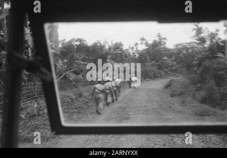 Subang und Umgebung: Ausbildung indonesischer Freiwilliger [In Gänsepass gehen die Freiwilligen entlang einer Landstraße] Datum: Januar 1949 Ort: Indonesien, Java, Niederländisch-Indien Stockfoto