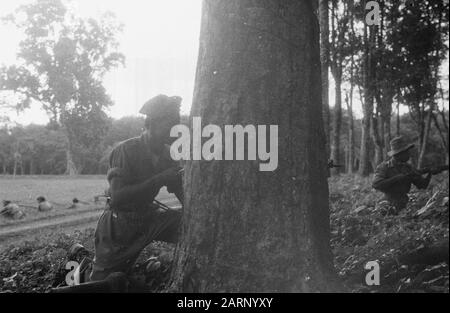 Subang und Umgebung: Ausbildung indonesischer Freiwilliger [indonesische Freiwillige während einer Übung im Außenbereich] Datum: Januar 1949 Ort: Indonesien, Java, Niederländische Ostindien Stockfoto