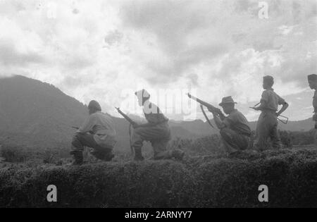 Subang und Umgebung: Ausbildung indonesischer Freiwilliger [indonesische Freiwillige während einer Übung im Außenbereich] Datum: Januar 1949 Ort: Indonesien, Java, Niederländische Ostindien Stockfoto