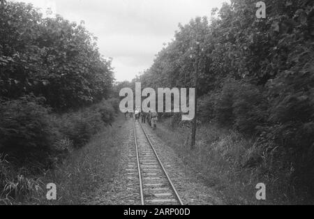 Subang und Umgebung: Ausbildung indonesischer Freiwilliger [EINE Einheit indonesischer Freiwilliger, die auf einer Eisenbahnlinie laufen] Datum: Januar 1949 Standort: Indonesien, Niederländische Ostindien Stockfoto