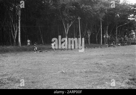 Subang und Umgebung: Ausbildung indonesischer Freiwilliger [indonesische Freiwillige während einer Übung im Außenbereich] Datum: Januar 1949 Ort: Indonesien, Java, Niederländische Ostindien Stockfoto