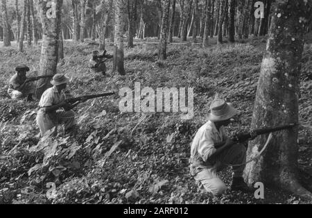 Subang und Umgebung: Ausbildung indonesischer Freiwilliger [indonesische Freiwillige während einer Übung im Außenbereich] Datum: Januar 1949 Ort: Indonesien, Java, Niederländische Ostindien Stockfoto