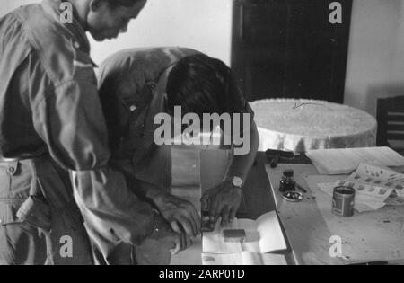 Subang und Umgebung: Ausbildung indonesischer Freiwilliger [Fingerabdrücke eines indonesischen Soldaten/Freiwilligen werden genommen] Datum: Januar 1949 Ort: Indonesien , Java, Niederländische Ostindien Stockfoto