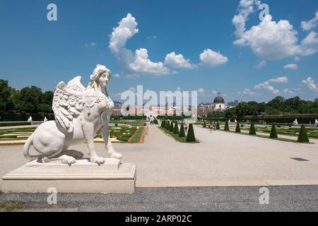 Wien, Österreich - 5. Juni 2019; Sphinx-Skulptur im Garten von Belvedere, mit dem unteren Schloss Belvedere und der Stadt Wien im Hintergrund Stockfoto