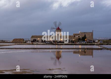 Windmühle im Salzmuseum in Saline di Nubia Naturreservat - Nubia-Salzwerke im Nubia-Weiler in der Gemeinde Paceco, Provinz Trapani, Sizilien, i. Stockfoto