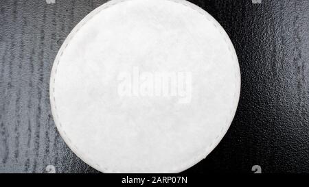 Baumwollpolster auf schwarzem Tisch in Nahaufnahme Stockfoto