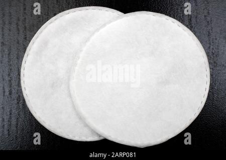 Baumwollpolster auf schwarzem Tisch in Nahaufnahme Stockfoto