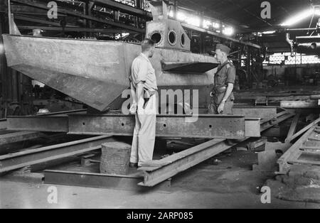Djokja: Museum, Pasar, Torpedos In einer Stahlfabrik in Djocja, ein ehemaliger deutscher Seemann arbeitete an einem Ein-Mann-Storpedo. Seine Erfindung scheiterte. Beim ersten Versuch sank das eiserne Monster Anmerkung: DJK Datum: Januar 1949 Ort: Indonesien, Javadjokjakarta, Niederländisch-Ostindien Stockfoto