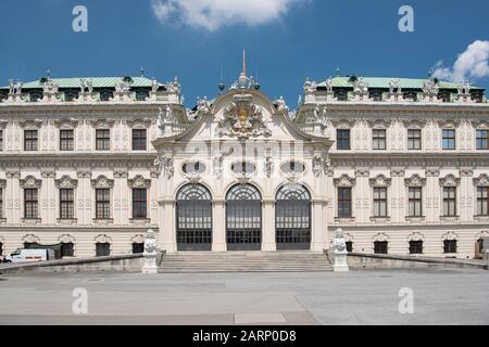 Wien, Österreich - 5. Juni 2019; Das obere Schloss Belvedere, eines der beiden Schlösser des Baroque Belvedere, in dem Kunstausstellungen und ein Pop stattfinden Stockfoto