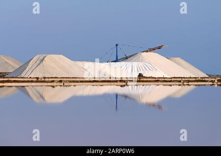 Salinen bei Aigues-Mortes, Camarque, Languedoc-Roussillon, Frankreich, Europa Stockfoto