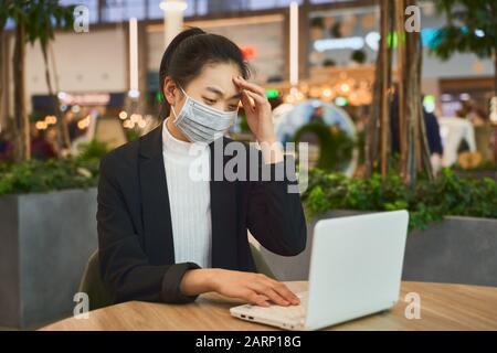 Alarmierte Frauen tragen eine medizinische Maske zum Coronavirus Stockfoto