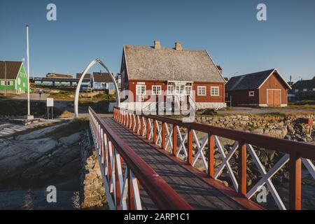 Qeqertarsuaq, Grönland. Der Steg am Hafen mit Bowhead whale Kieferknochen in Arch. Qeqertarsuaq ist ein Hafen und Stadt im Süden coas entfernt Stockfoto