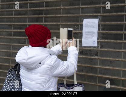 29. Januar 2020, Hongkong, Hongkong SAR, China: Die Angst vor dem 2019 Erschienenen Roman Coronavirus aus Wuhan China zeigt sich auf den Straßen Hongkongs mit Regierungsgebäuden, die geschlossen sind, da Mitarbeiter zu Hause bleiben sollen. General Post Office Central geschlossen. (Bild: © Jayne Russell/ZUMA Wire) Stockfoto
