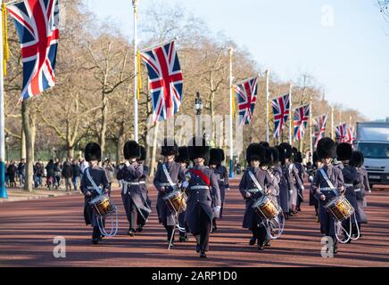 Truppen, die an der Änderung der Wachfeier teilnehmen, marschieren an den Flaggen der Union vorbei, die die Mall im Zentrum Londons sägen, vor dem Austritt Großbritanniens aus der Europäischen Union am Freitag. Stockfoto