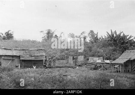 Republik: Dolok Simoembah, Prapat, Bidamanik, östlich von Pematang Siantar; Reinigungsaktionen an der Ostküste Sumatras [EINE Patrouille bei einigen Hütten] Datum: 1. November 1947 Ort: Indonesien, Niederländische Ostindien, Sumatra Stockfoto