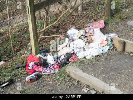 Kleidung fliege auf einem ländlichen Fußweg, Tyne and Wear, England, Großbritannien Stockfoto