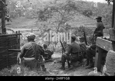 Aktions-Regiment 3 Prinzessin Irene Brigade Sukaboemisektor: Der marsch wird für eine kurze Rast unterbrochen. Soldaten des 3:1 Princess Irene Regiment inmitten der wilden Schönheit von Javas Berggebiet Datum: 29. Oktober 1947 Ort: Indonesien, Java, Niederländische Ostindien Stockfoto