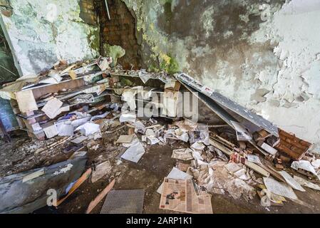 Alte Zeitungen im Garnisonsgeschäft in der Geisterstadt Skrunda-1, ehemaliger Standort der sowjetischen Radarstation Dnepr aus der Zeit des Kalten Krieges in der Nähe der Stadt Skrunda in Lettland Stockfoto