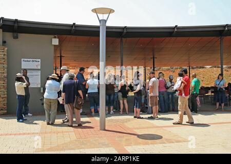 Touristen versammelten sich am Eingang von Cradle of Human Kind vom Ticketbüro Maropeng, Gauteng, Südafrika. Stockfoto