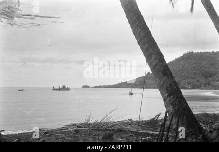 Reinigungsaktion Bangoes Bay, Padang Soengai Pisang. Bucht mit Schiffen Datum: 5. Oktober 1947 Standort: Indonesien, Niederländisch-Ostindien, Sumatra Stockfoto