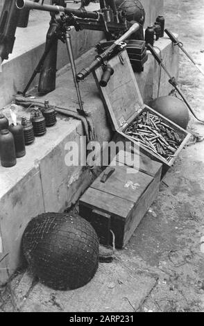 Reinigungsaktion Bangoes Bay, Padang Soengai Pisang. Das Ergebnis, auf dem die Aufreinigungspatrouille beschlagnahmt wurde Anmerkung: Ein Arsenal beschlagnahmt, am meisten japanischen Ursprungs Datum: 5. Oktober 1947 Ort: Indonesien, Niederländische Ostindien, Sumatra Stockfoto