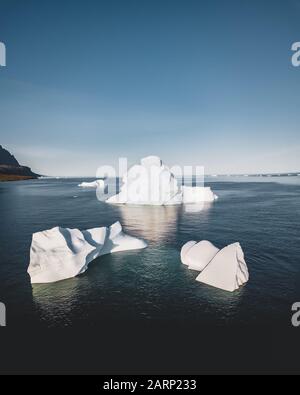 Draufsicht auf Eisberg im Grönlandbruch des Gletschers. Top- und Unterwasserteile von Iceberg. Luftbild Drone. Ilulissat, Westgrönland. Stockfoto