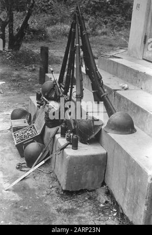 Reinigungsaktion Bangoes Bay, Padang Soengai Pisang. Das Ergebnis, auf dem die Aufreinigungspatrouille beschlagnahmt wurde Anmerkung: Ein Arsenal beschlagnahmt, am meisten japanischen Ursprungs Datum: 5. Oktober 1947 Ort: Indonesien, Niederländische Ostindien, Sumatra Stockfoto