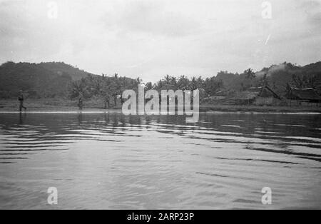 Reinigungsaktion Bangoes Bay, Padang Soengai Pisang. Zur Reinigungsaktion in diesem sumpfigen und Feuchtgebiet Küstengebiet Datum: 5. Oktober 1947 Ort: Indonesien, Niederländisch-Ostindien, Sumatra Stockfoto