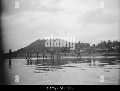 Reinigungsaktion Bangoes Bay, Padang Soengai Pisang. Zur Reinigungsaktion in diesem sumpfigen und Feuchtgebiet Küstengebiet Datum: 5. Oktober 1947 Ort: Indonesien, Niederländisch-Ostindien, Sumatra Stockfoto