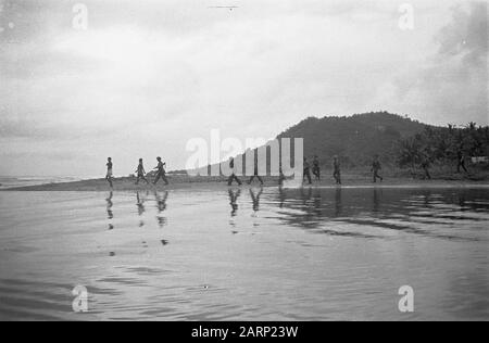 Reinigungsaktion Bangoes Bay, Padang Soengai Pisang. Zur Reinigungsaktion in diesem sumpfigen und Feuchtgebiet Küstengebiet Datum: 5. Oktober 1947 Ort: Indonesien, Niederländisch-Ostindien, Sumatra Stockfoto