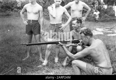 Reinigungsaktion Bangoes Bay, Padang Soengai Pisang. Sergeant Waalwijk aus Woudenberg probiert ein Jappengewehr, das er auf einer Reinigungs-Patrouille gefunden hat Datum: 5. Oktober 1947 Ort: Indonesien, Niederländisch-Ostindien, Sumatra Stockfoto