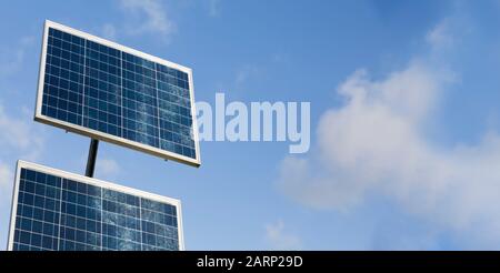 Sonnenkollektoren gegen einen blauen Himmel mit Copyspace. Dies sind kleine Panels, die für die Stromversorgung an entfernten Standorten verwendet werden Stockfoto