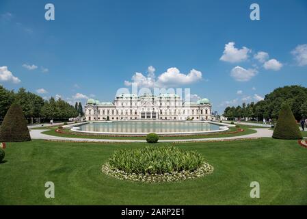 Wien, Österreich - 5. Juni 2019; Das obere Schloss Belvedere, eines der beiden Schlösser des Baroque Belvedere, in dem Kunstausstellungen und ein Pop stattfinden Stockfoto