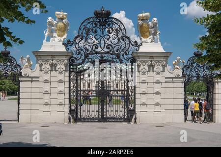 Wien, Österreich - 5. Juni 2019; Reich dekoriertes Tor des oberen Belvedere-Palastes, eines der beiden Baroque Palaces von Belvedere, in dem Kunstausstellungen u. a Stockfoto