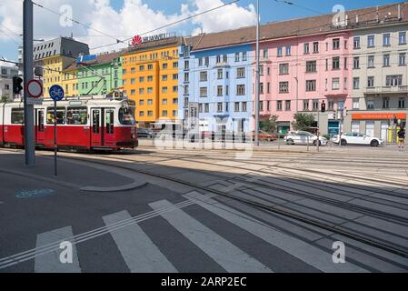 Wien, Österreich - 5. Juni 2019; Bunte Häuser auf dem Wiedner Gürtel in Wien Stockfoto